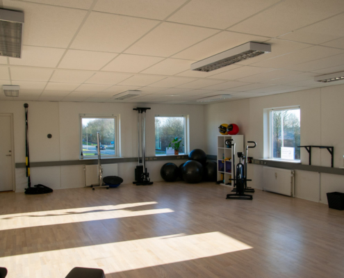 Træningssal med forskellige redskaber