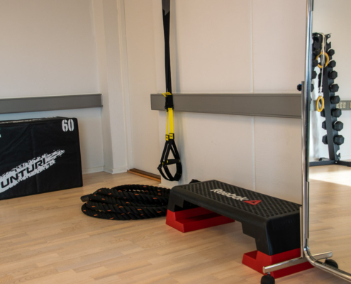 Træningssal med forskellige redskaber