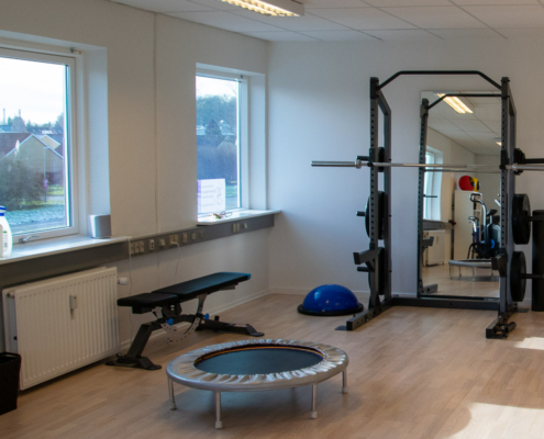 Træningssal med forskellige redskaber