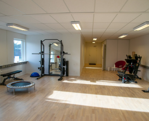 Træningssal med forskellige redskaber