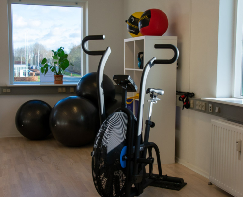 Træningssal med forskellige redskaber