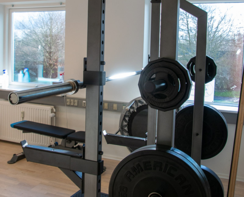 Træningssal med forskellige redskaber