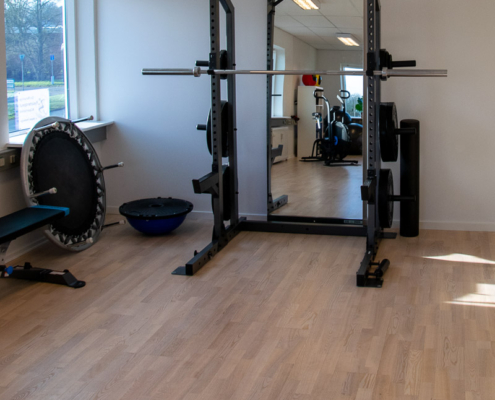 Træningssal med forskellige redskaber