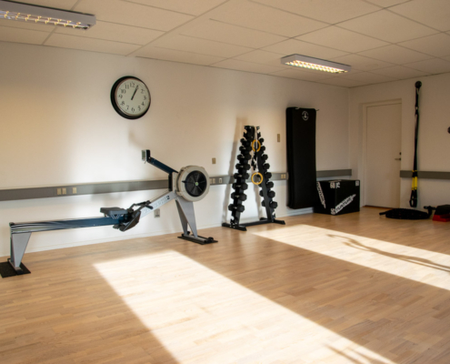Træningssal med forskellige redskaber
